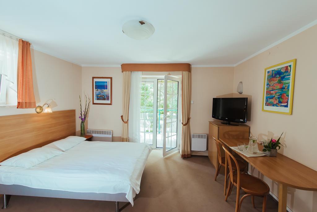 Hotel Pod Sosnami Osieck Room photo